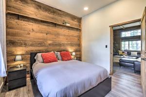 1 Mi to Commons Beach Tahoe City Getaway!客房内的一张或多张床位
