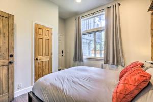 1 Mi to Commons Beach Tahoe City Getaway!客房内的一张或多张床位