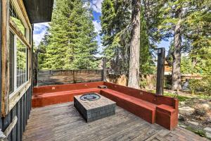 1 Mi to Commons Beach Tahoe City Getaway!外面的花园