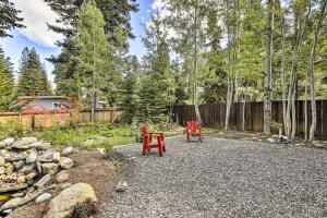 1 Mi to Commons Beach Tahoe City Getaway!外面的花园
