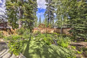 1 Mi to Commons Beach Tahoe City Getaway!外面的花园