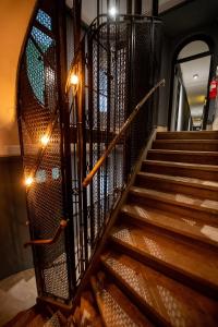un conjunto de escaleras en un edificio con luces en Maison Ramón en Buenos Aires