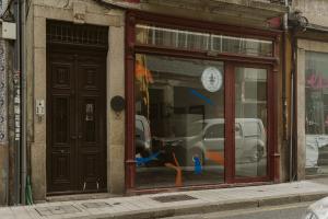 un escaparate con un reflejo de un coche en él en Step In Porto Apartments, en Oporto