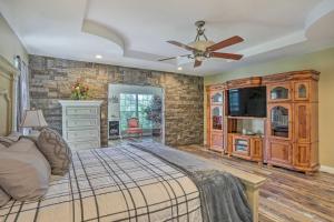 een slaapkamer met een bed en een plafondventilator bij Spacious Group-Friendly Georgia Home on Lake in Trenton
