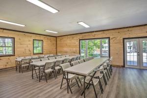 una clase con mesas y sillas en una sala con paredes de madera en Spacious Group-Friendly Georgia Home on Lake en Trenton