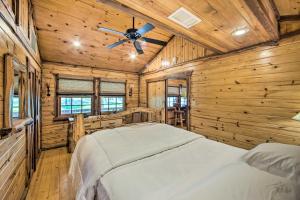Un pat sau paturi într-o cameră la NEW The Deer Cabin Peaceful Refuge in East Texas