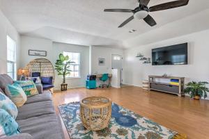 uma sala de estar com um sofá e uma televisão em Bright Pensacola Home with Yard about 6 Mi to Beach em Pensacola