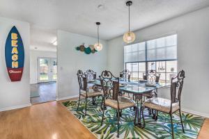 uma sala de jantar com uma mesa e cadeiras num tapete em Bright Pensacola Home with Yard about 6 Mi to Beach em Pensacola