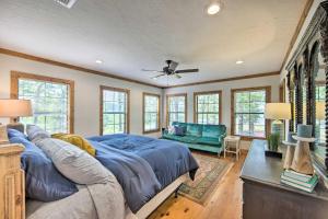 1 dormitorio con cama, sofá y ventanas en The Bird Cabin Peaceful Refuge in East Texas, en Ben Wheeler