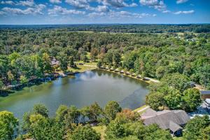 - une vue aérienne sur un lac arboré dans l'établissement Lakeside Trenton Cabin on 7-Acre Property!, à Trenton