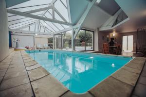 昂熱的住宿－Appartement de charme, Angers Belle-Beille，一座蓝色水的大型游泳池