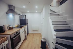 une petite cuisine avec un escalier dans le mur dans l'établissement Appartement de charme, Angers Belle-Beille, à Angers