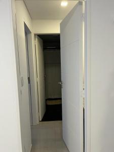 an empty hallway with a door to a room at LUAN 1RO in Puerto Madryn