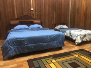 Кровать или кровати в номере Aura Penarik Homestay