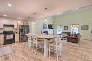 Classy Getaway with Deck and Yard Less Than 1 Mi to Beach 주방 또는 간이 주방