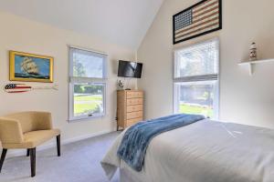 Classy Getaway with Deck and Yard Less Than 1 Mi to Beach TV 또는 엔터테인먼트 센터