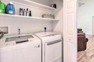 리버헤드에 위치한 Classy Getaway with Deck and Yard Less Than 1 Mi to Beach에서 갤러리에 업로드한 사진