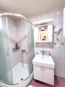 a bathroom with a shower and a sink at Dis apartman 2 in Kruševac