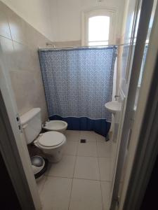 a small bathroom with a toilet and a shower at Hostería de Ancasti in Ancasti