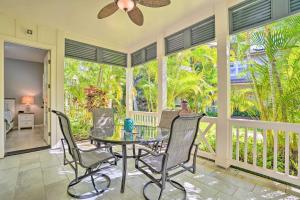 uma sala de jantar com uma mesa e cadeiras num alpendre em Coastal Ko Olina Townhome - Walk to Beaches! em Kapolei