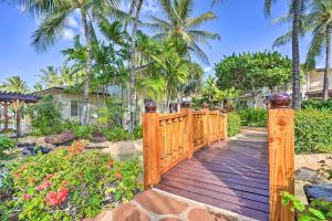 una pasarela de madera que conduce a una casa con palmeras en Coastal Ko Olina Townhome - Walk to Beaches!, en Kapolei