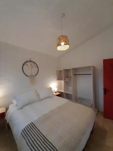 a bedroom with a large bed and two lights at Eco Parcela La Chacra in Catapilco