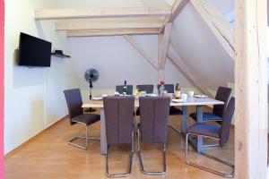 een eetkamer met een tafel en stoelen bij Premium Style in Günzburg