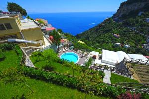 una vista aerea di una casa e dell'oceano di Villa Knight ad Amalfi