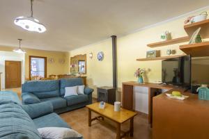 印加的住宿－Finca Can Tomeu 454，客厅配有蓝色的沙发和桌子