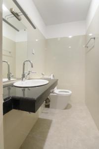 マハラガマにあるThe Luxury Nestのバスルーム(洗面台、トイレ付)