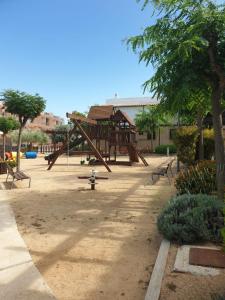 Detský kútik v ubytovaní Casa en Les Oliveres ideal para familias con niños