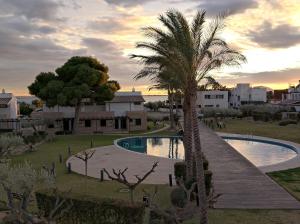 Bazén v ubytovaní Casa en Les Oliveres ideal para familias con niños alebo v jeho blízkosti