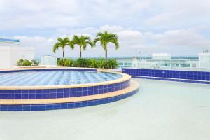 een zwembad op het dak van een gebouw met palmbomen bij 5* 1H Morros Mar y Ciénaga. Wifi Piscina. Cocina in Cartagena