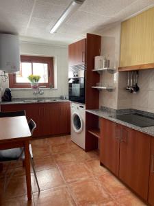 オルラニャにあるCa la Conxitaのキッチン(洗濯機、乾燥機付)