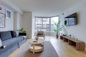 พื้นที่นั่งเล่นของ Fascinating 1 Bedroom Condo At Ballston With Gym