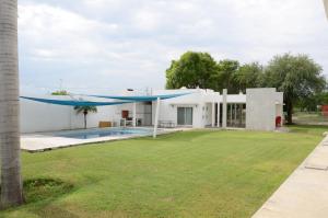 a house with a pool and a yard at HOTEL MONARCA in Ciudad Victoria