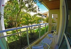 balcón con sillas y vistas a un patio en Pousada Água Viva, en Porto de Galinhas