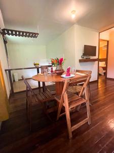 uma sala de jantar com uma mesa de madeira e cadeiras em Manish Hotel Ecólogico em Pucallpa