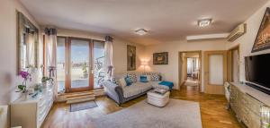 Una sala de estar con un sofá y un televisor. en Budapest Top Apartment with Private 90 sqm Rooftop, Free Parking and Air Condition, en Budapest