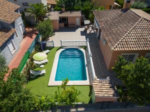 利里亚La perla de oasis的院子里游泳池的俯视图