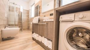 een badkamer met een wasmachine en een toilet bij Chalet 4 Stagioni in Livigno