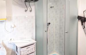 a bathroom with a shower and a sink at Gorgeous Home In Biskupiec With Kitchen in Wilimy