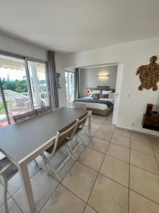a dining room with a table and a bed at Marina Hill Appartement vue mer in Le Gosier