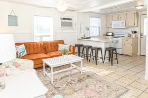 ein Wohnzimmer mit einem Sofa und einem Tisch in der Unterkunft Warm and Coasty - Top in North Topsail Beach