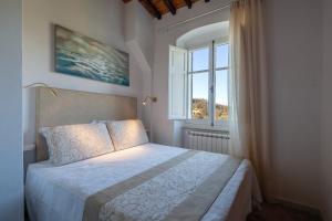 sypialnia z dużym łóżkiem i oknem w obiekcie Pietrantica - Affittacamere con giardino NUOVA APERTURA a Trebiano -CITR w mieście Trebiano