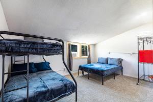 Postel nebo postele na pokoji v ubytování Old Texas Bunkhouse