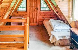 Zimmer mit einem Bett in einer Holzhütte in der Unterkunft Beautiful Home In Kartuzy With Kitchen in Karthaus