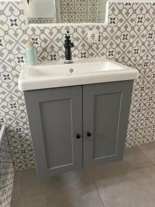 a white sink in a bathroom with a wall at La casa de madera in Cómpeta