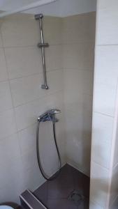 y baño con ducha y manguera. en Nice apartment in New Belgrade with free parking, en Belgrado