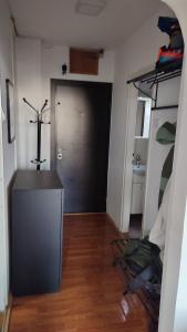 Habitación con puerta negra y habitación con escritorio. en Nice apartment in New Belgrade with free parking, en Belgrado